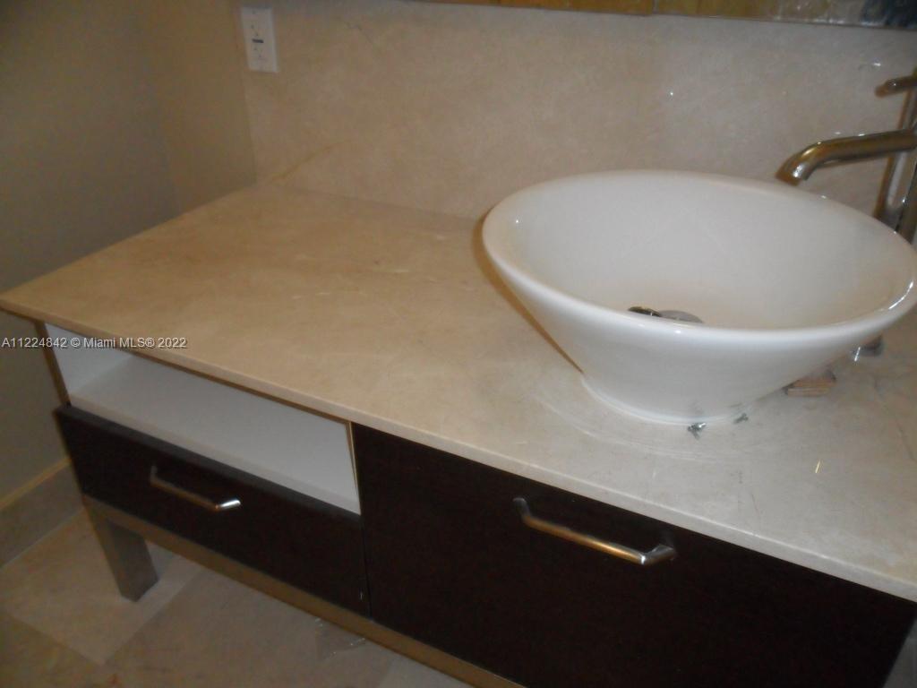 218 SE 14th St #2005 Miami, FL 33131