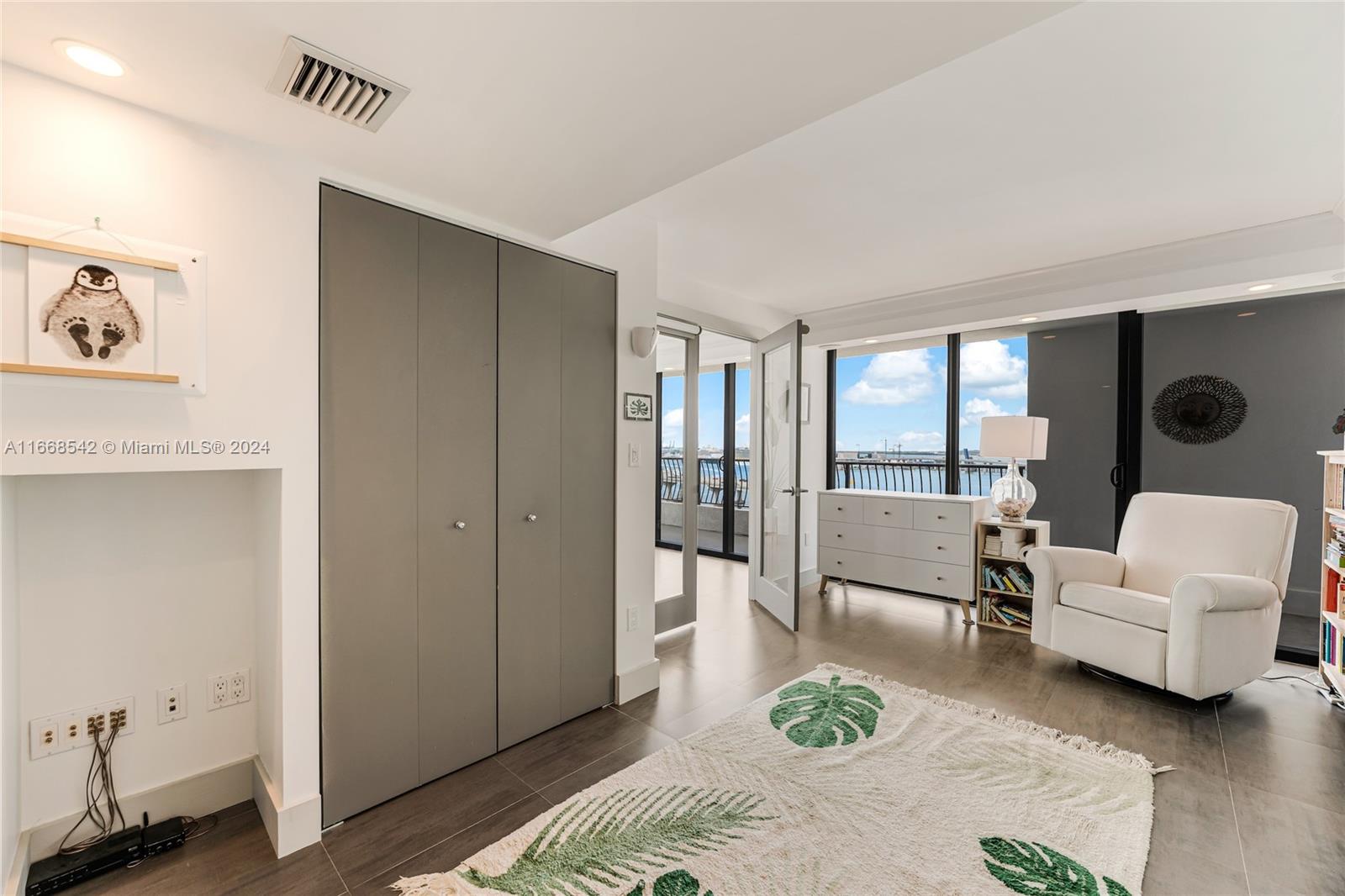 image Venetia Condo10