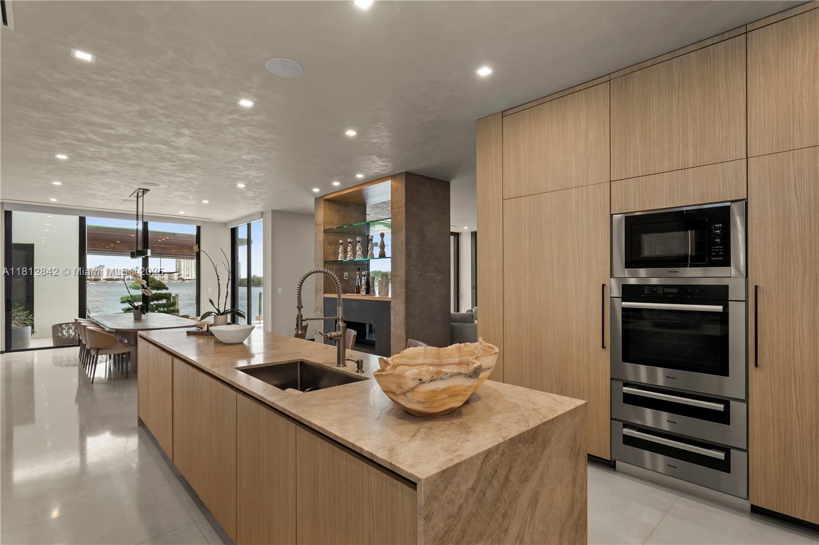 25 E Rivo Alto Dr Miami Beach, FL 33139