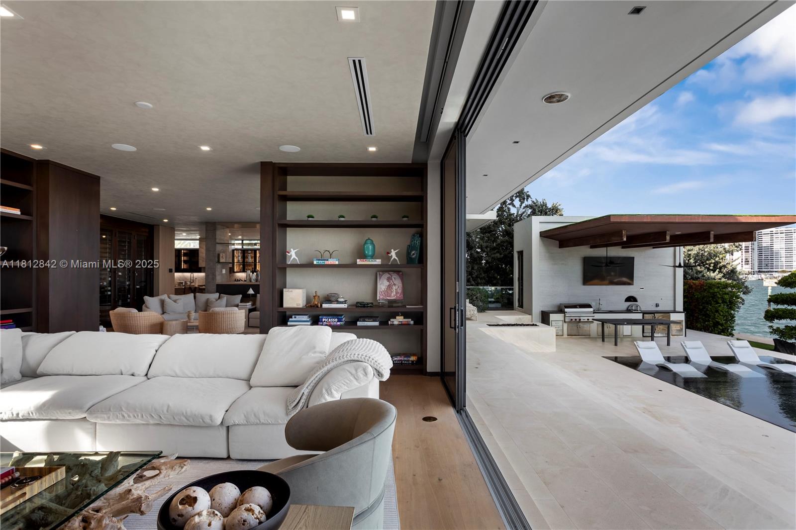 25 E Rivo Alto Dr Miami Beach, FL 33139