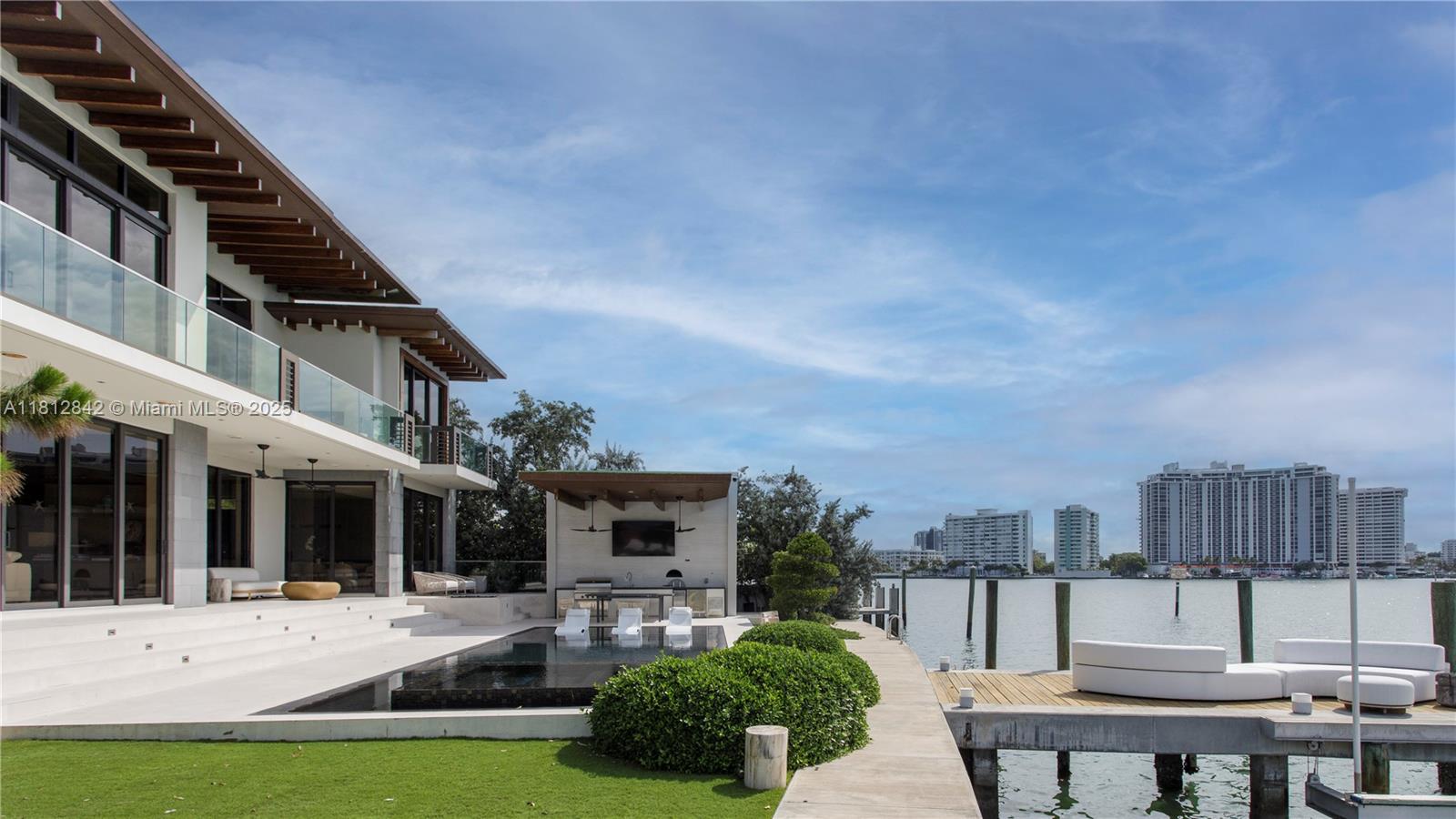 25 E Rivo Alto Dr Miami Beach, FL 33139