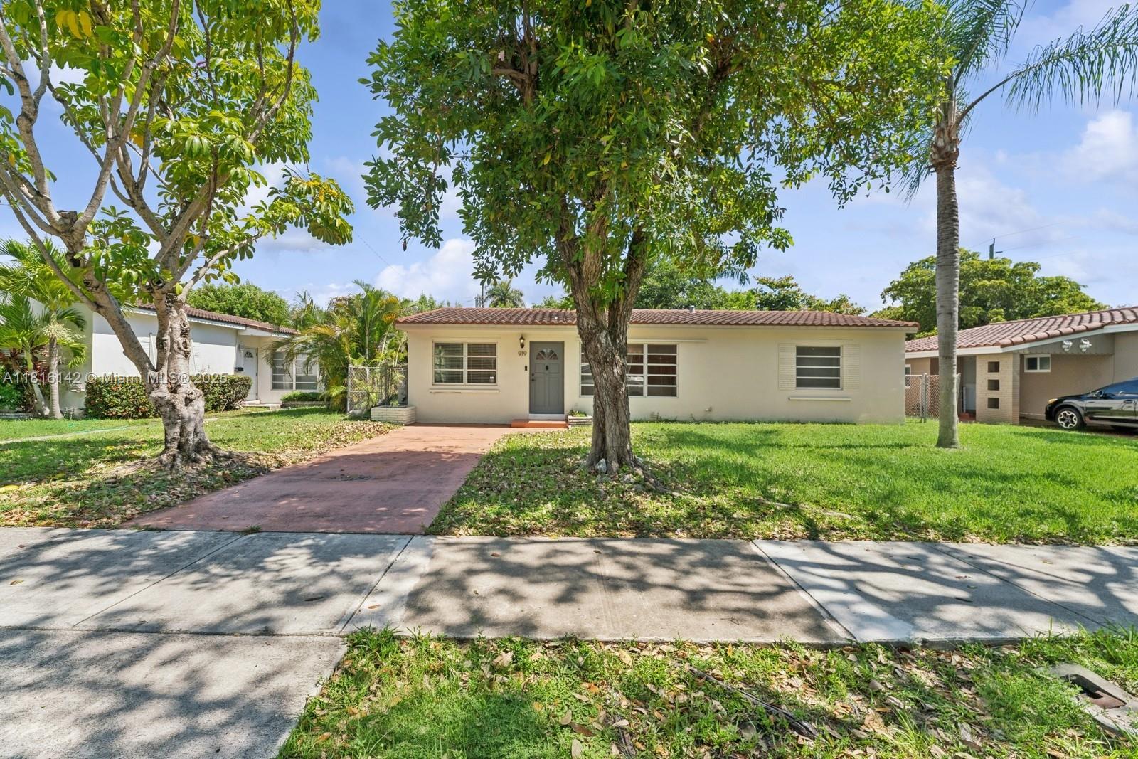 919 NE 4th St,Hallandale Beach, FL 33009