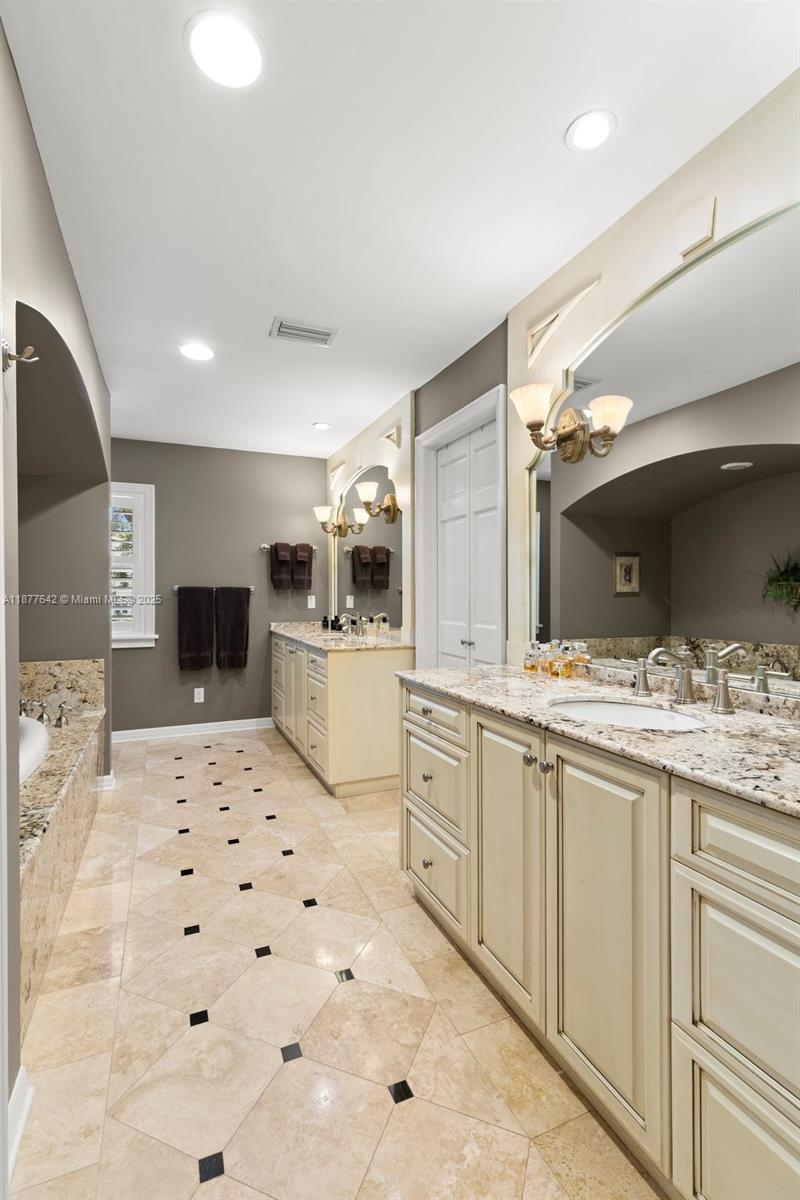 3003 W Villa Rosa Park Tampa, FL 33611