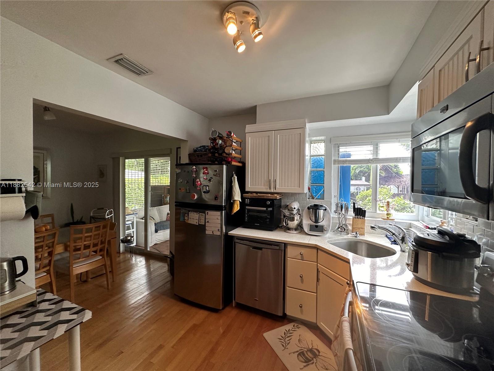 2270 SW 24th St Miami, FL 33145