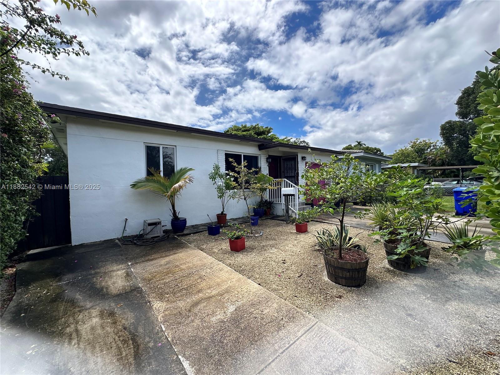 2270 SW 24th St Miami, FL 33145