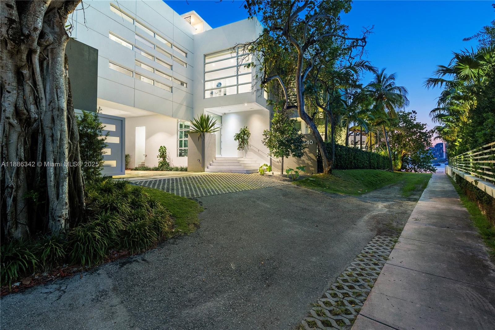 440 S Hibiscus Dr Miami Beach, FL 33139