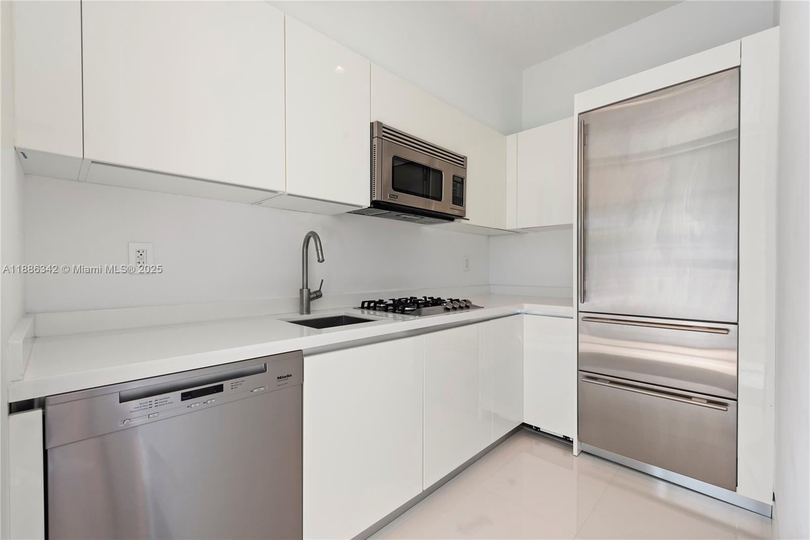 440 S Hibiscus Dr Miami Beach, FL 33139