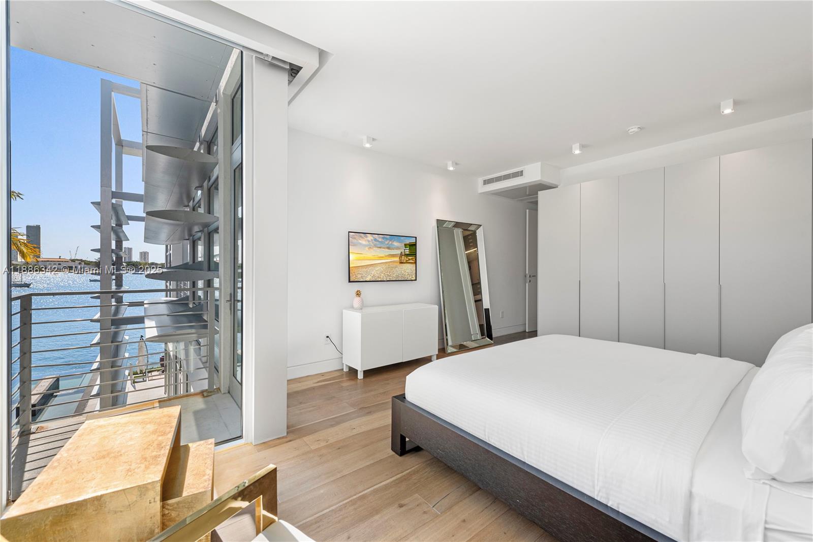 440 S Hibiscus Dr Miami Beach, FL 33139