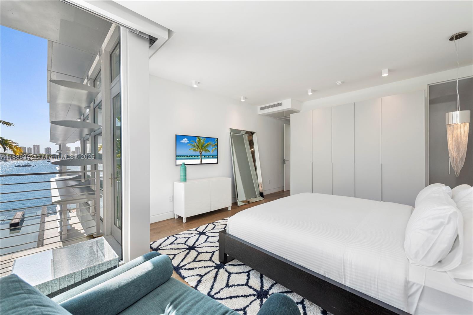 440 S Hibiscus Dr Miami Beach, FL 33139