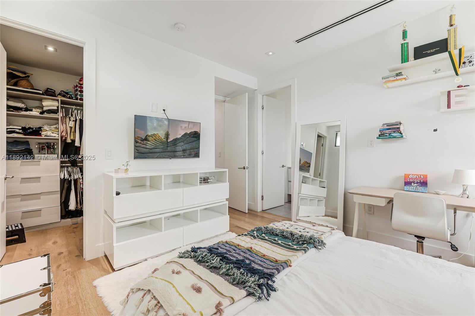 445 Ridgewood Rd Key Biscayne, FL 33149