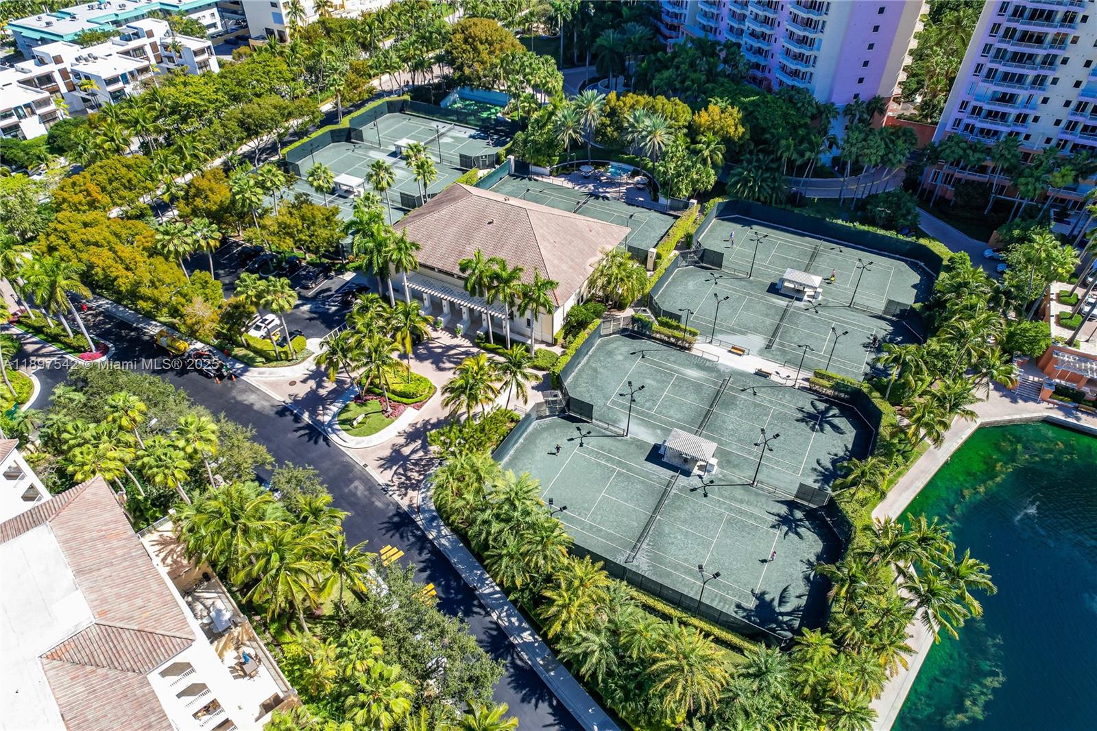 727 Crandon Blvd #401 Key Biscayne, FL 33149