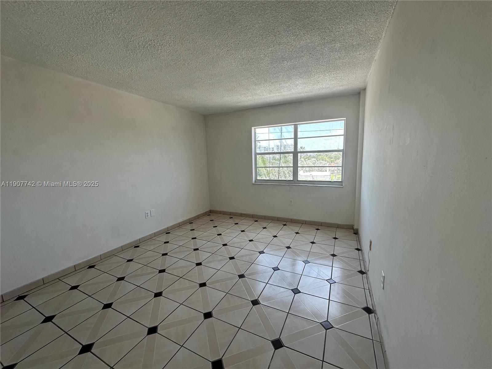 1130 11th St #4J Miami Beach, FL 33139