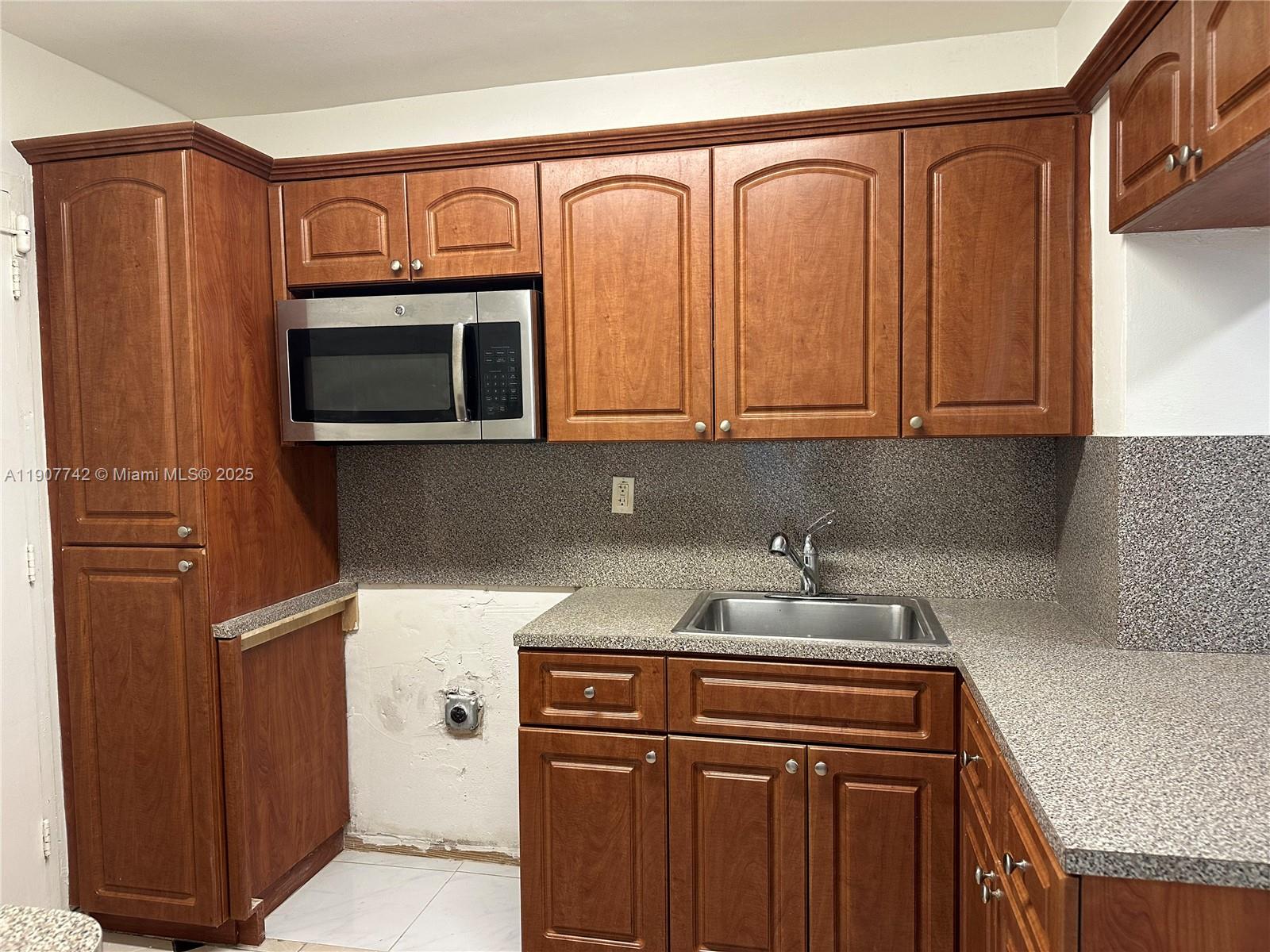 1130 11th St #4J Miami Beach, FL 33139