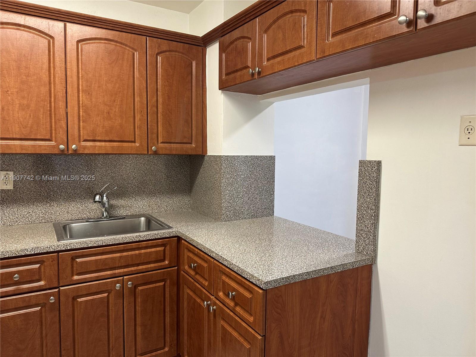 1130 11th St #4J Miami Beach, FL 33139