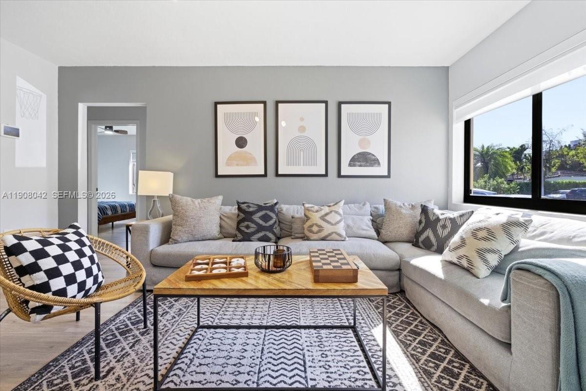 3121 SW 20th St Miami, FL 33145