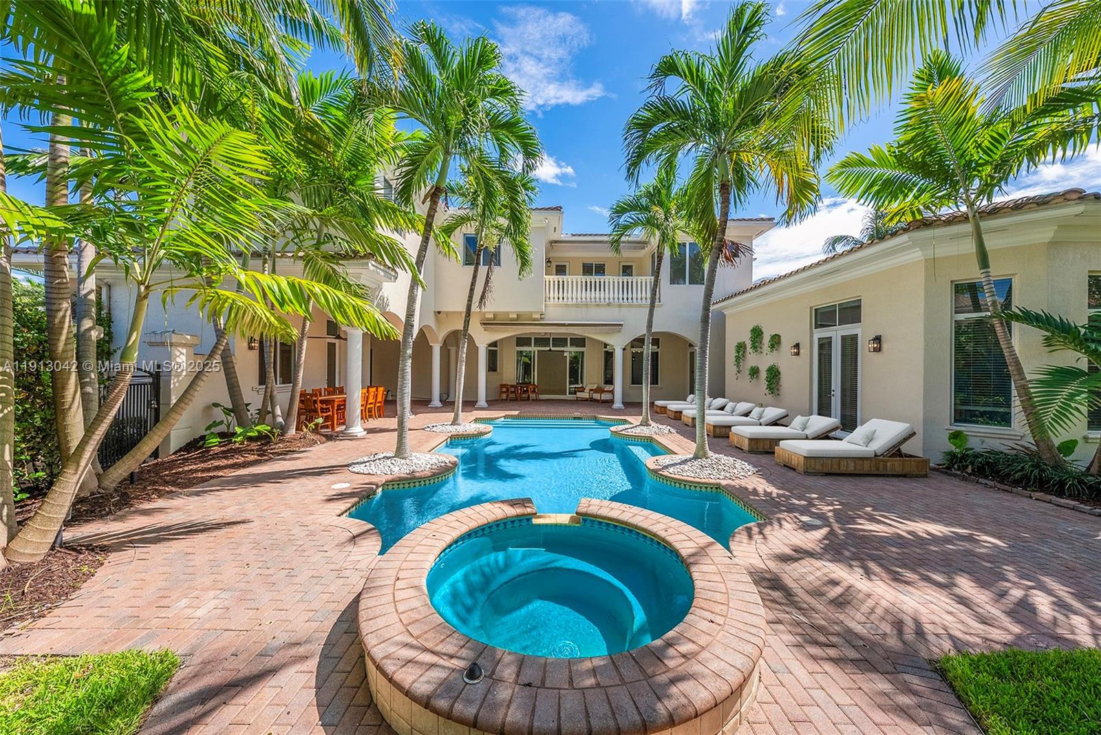 1295 Hatteras Ln Hollywood, FL 33019