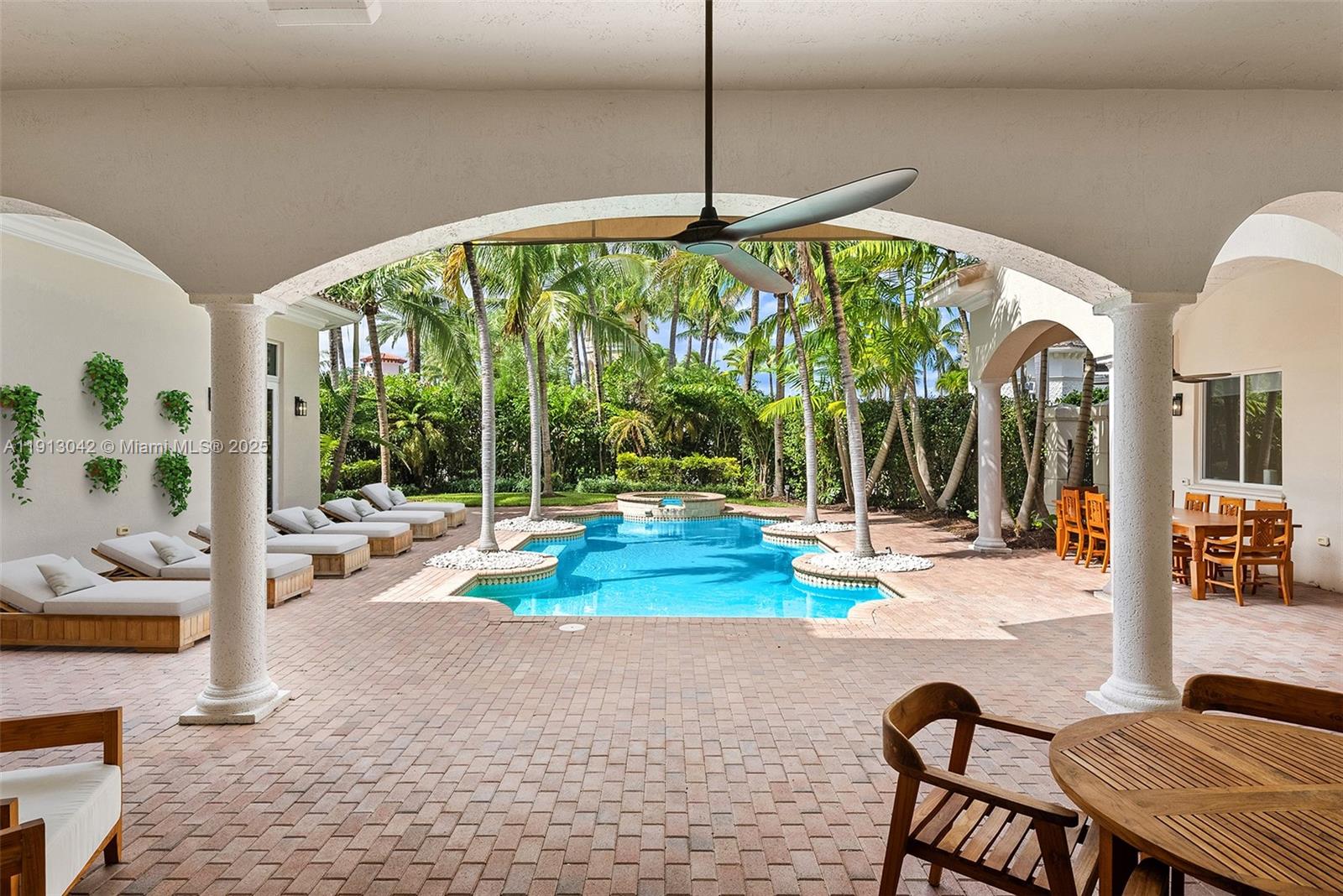 1295 Hatteras Ln Hollywood, FL 33019