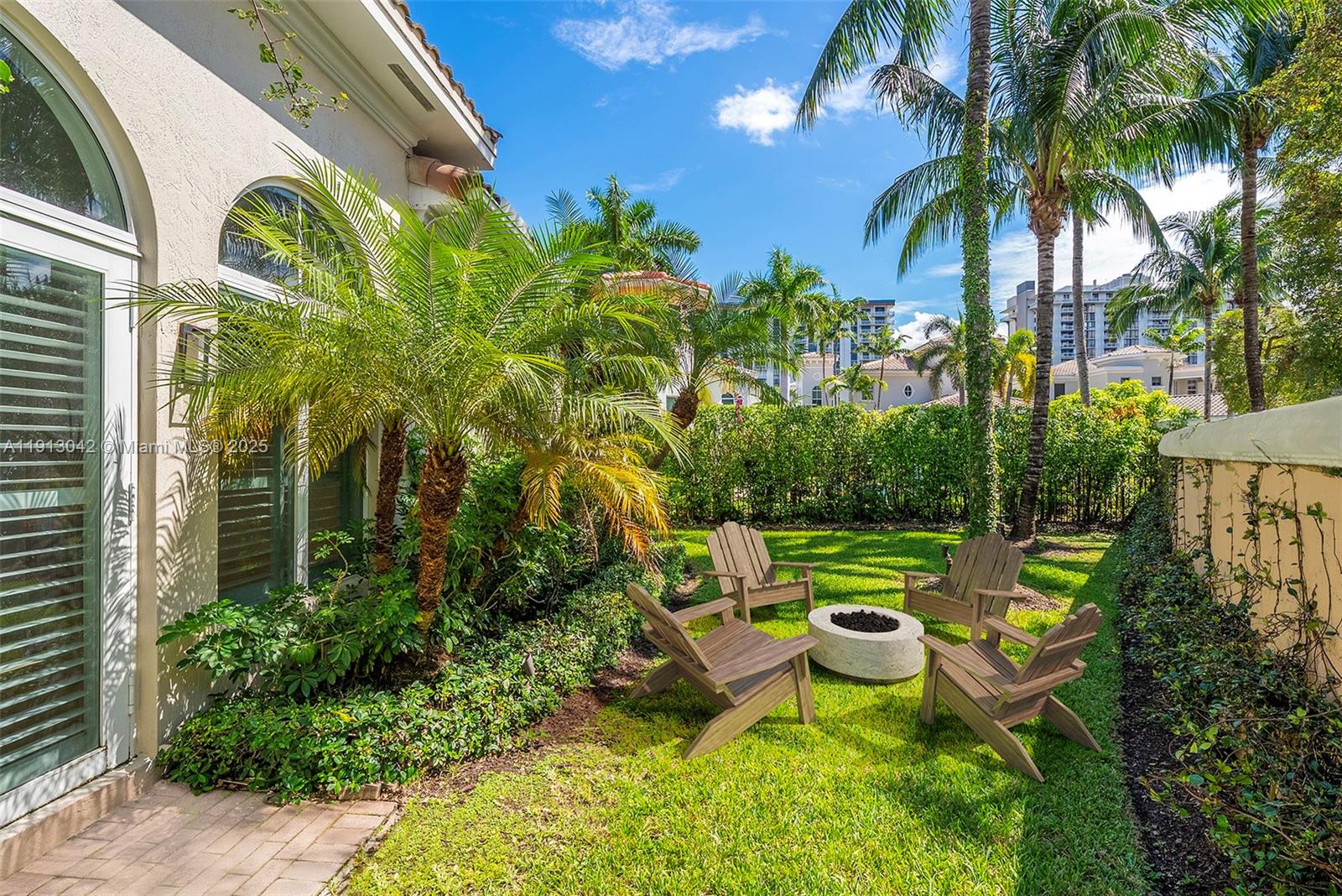 1295 Hatteras Ln Hollywood, FL 33019