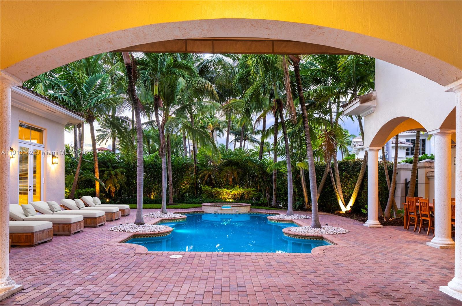 1295 Hatteras Ln Hollywood, FL 33019