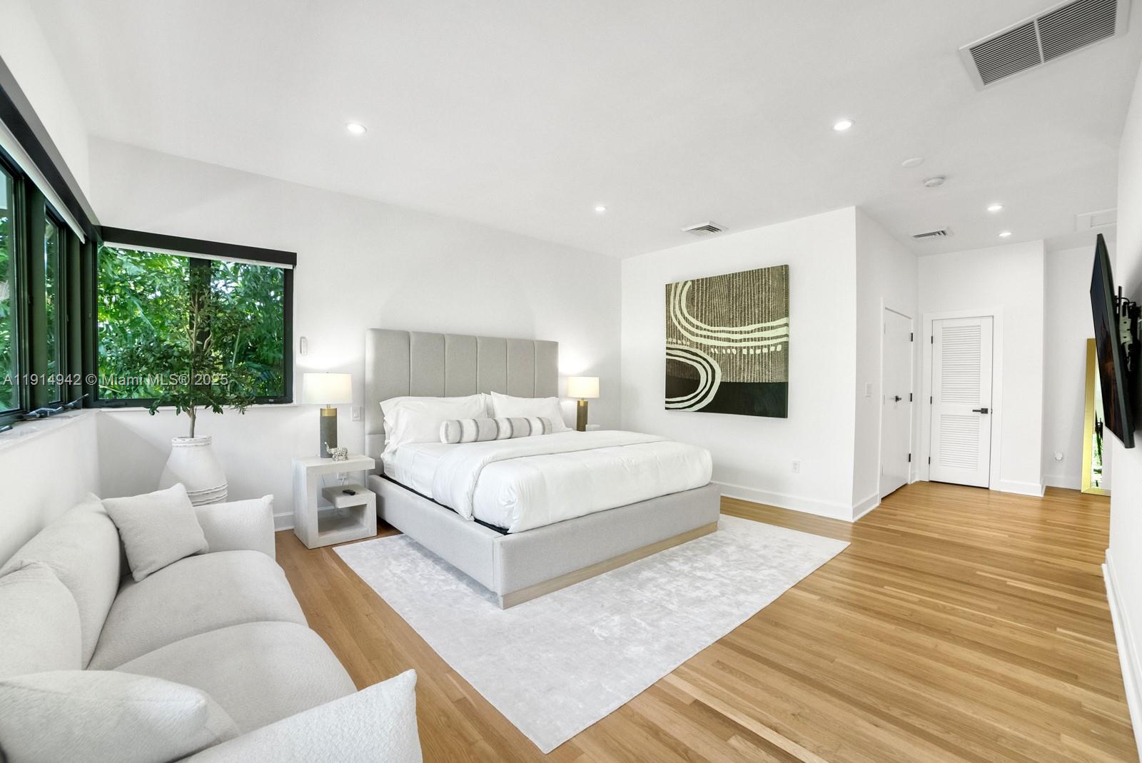 5735 N Bay Rd Miami Beach, FL 33140