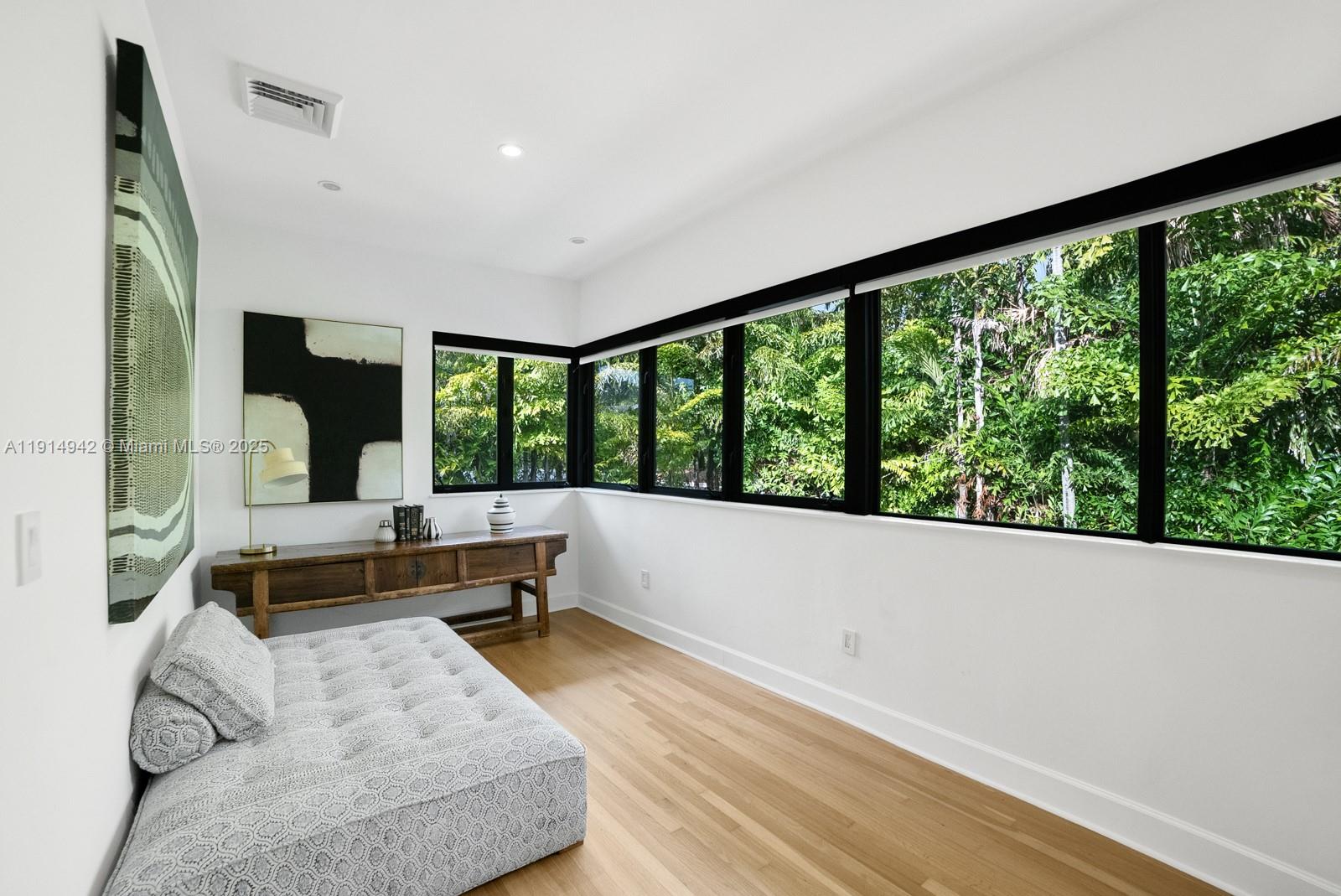 5735 N Bay Rd Miami Beach, FL 33140