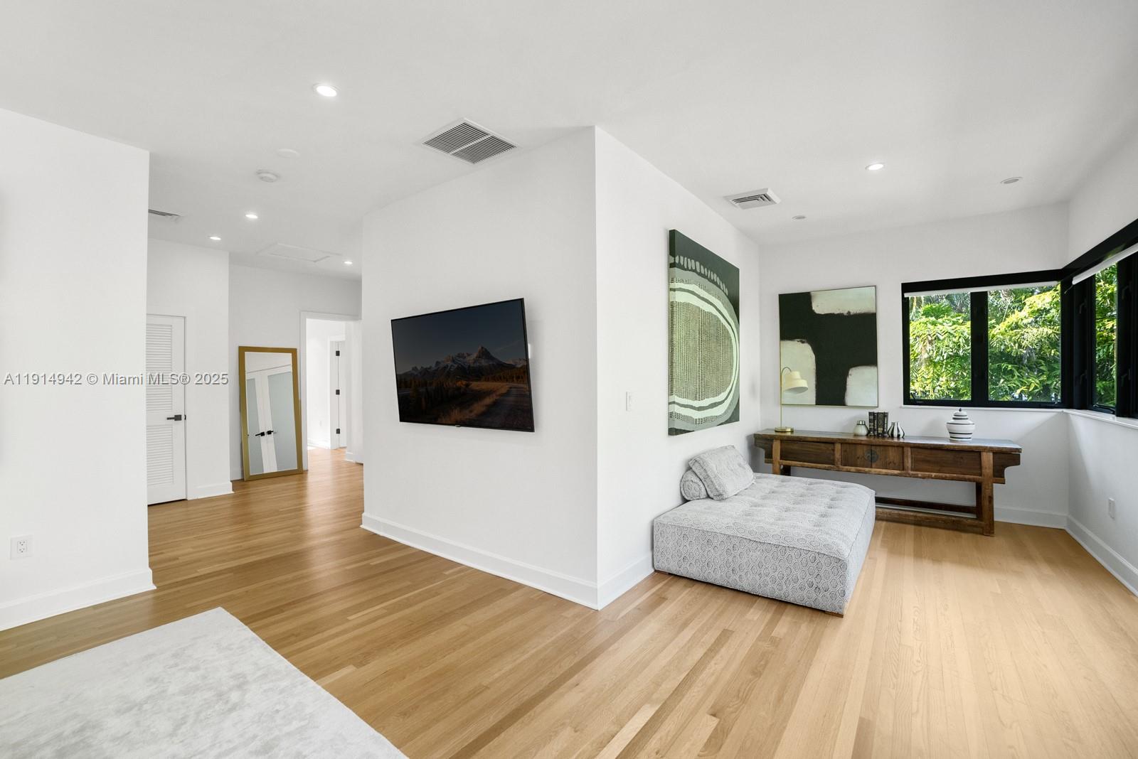 5735 N Bay Rd Miami Beach, FL 33140