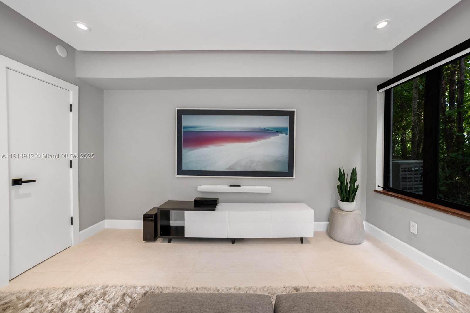 5735 N Bay Rd Miami Beach, FL 33140