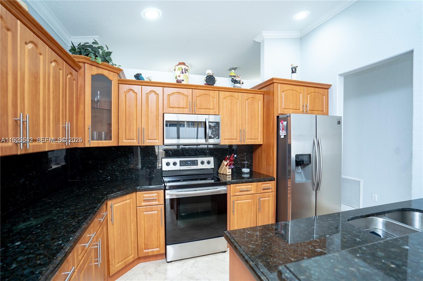 8952 NW 145th Ln Miami Lakes, FL 33018