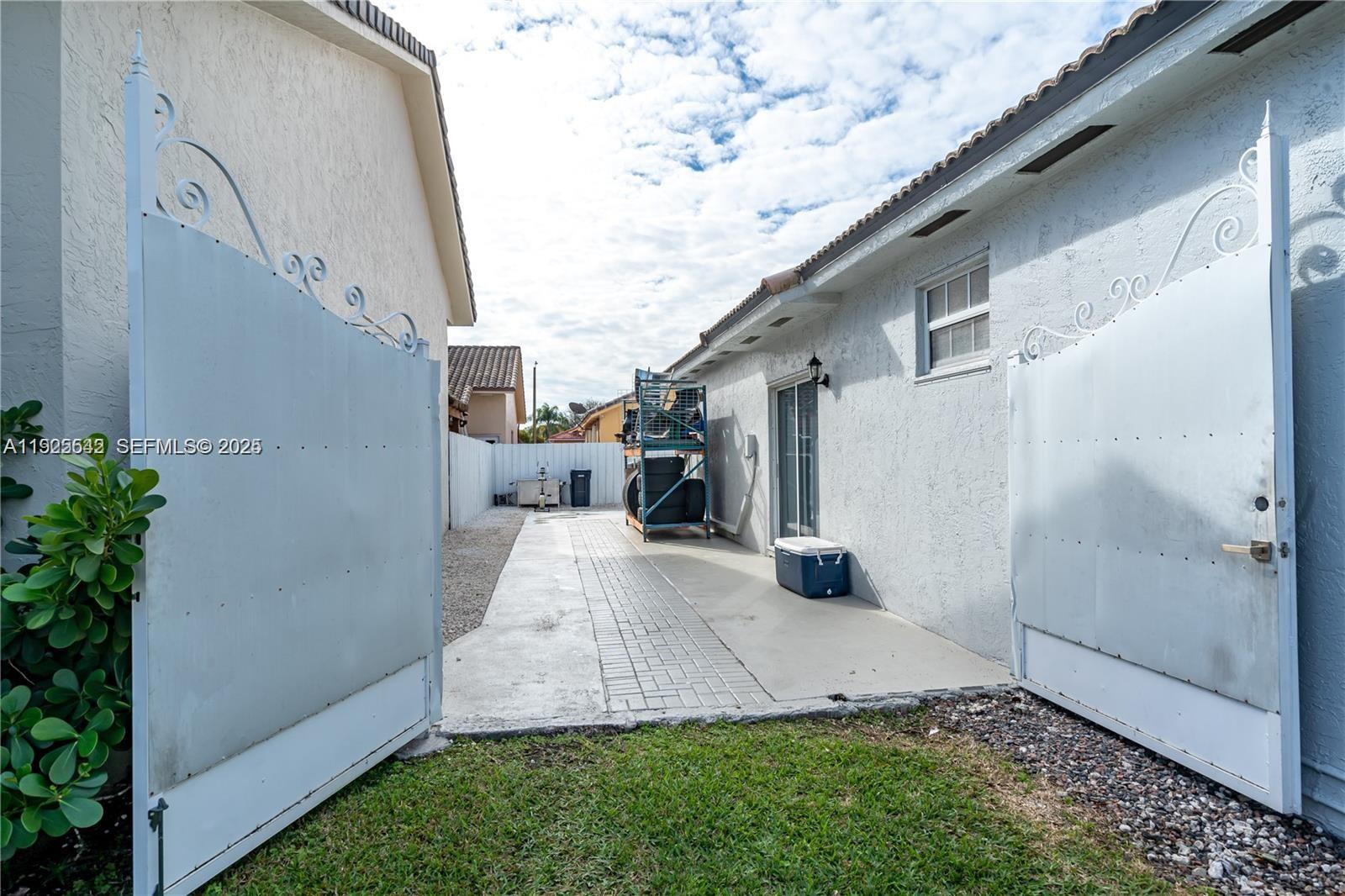 8952 NW 145th Ln Miami Lakes, FL 33018