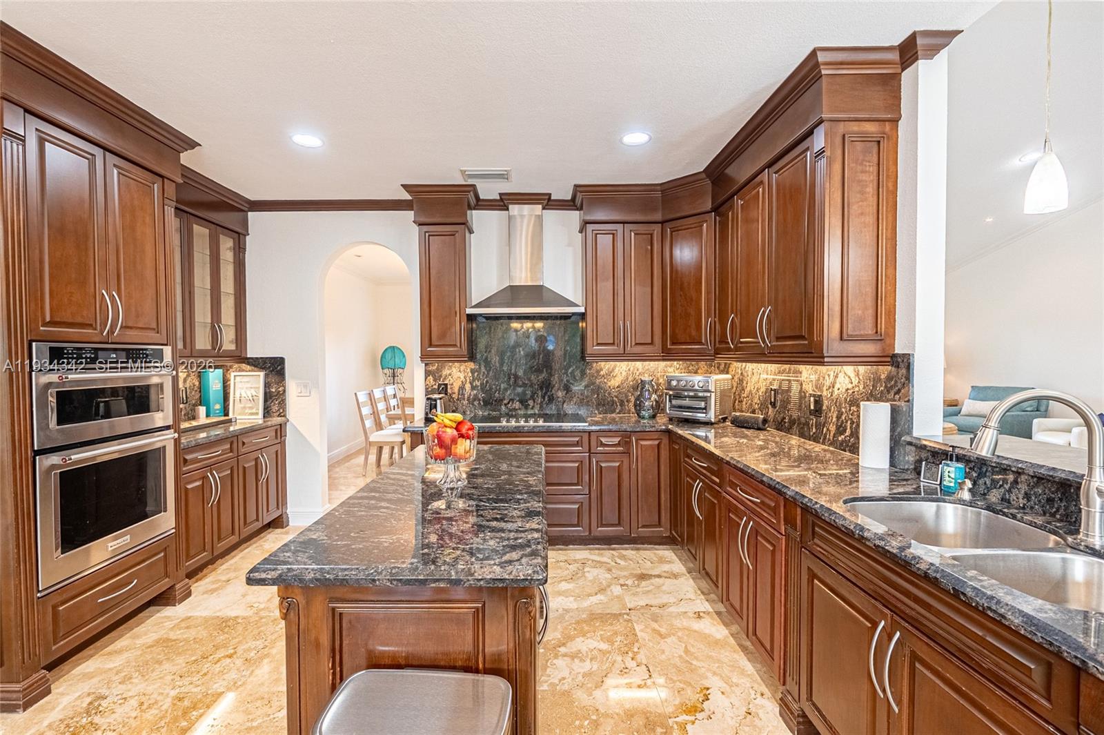 8235 NW 157th Ter Miami Lakes, FL 33016