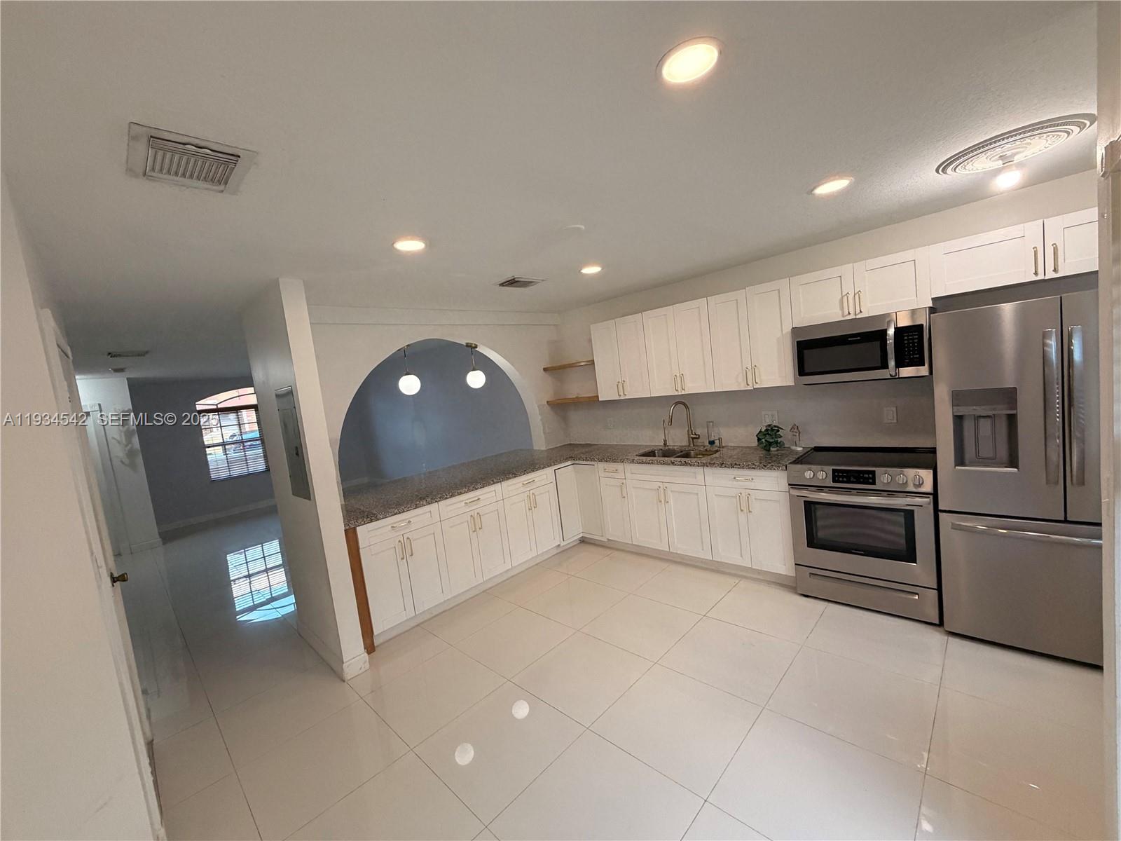 7075 NW 173rd Dr #1405 Hialeah, FL 33015