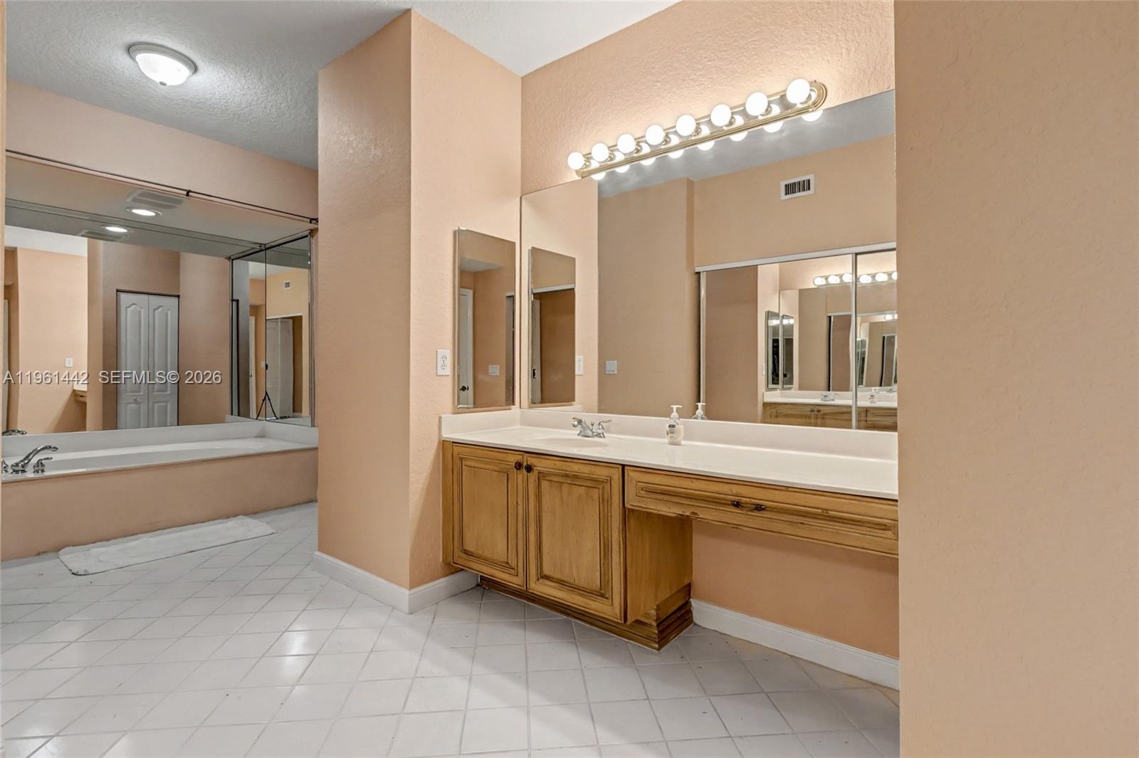 7727 Southampton Ter #311 Tamarac, FL 33321