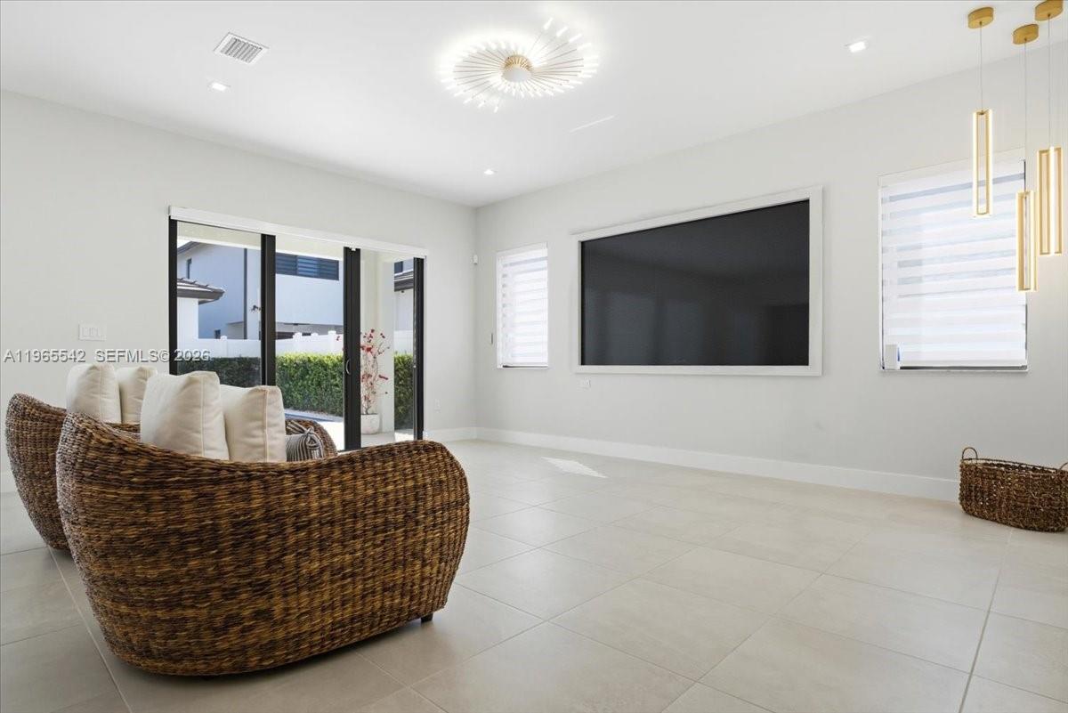 8096 NW 48th Ter Doral, FL 33166