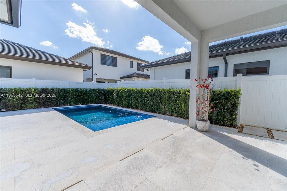 8096 NW 48th Ter Doral, FL 33166