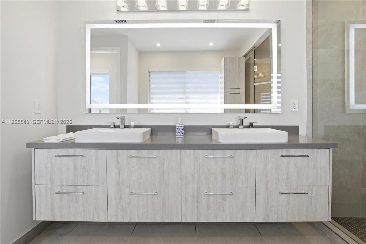 8096 NW 48th Ter Doral, FL 33166