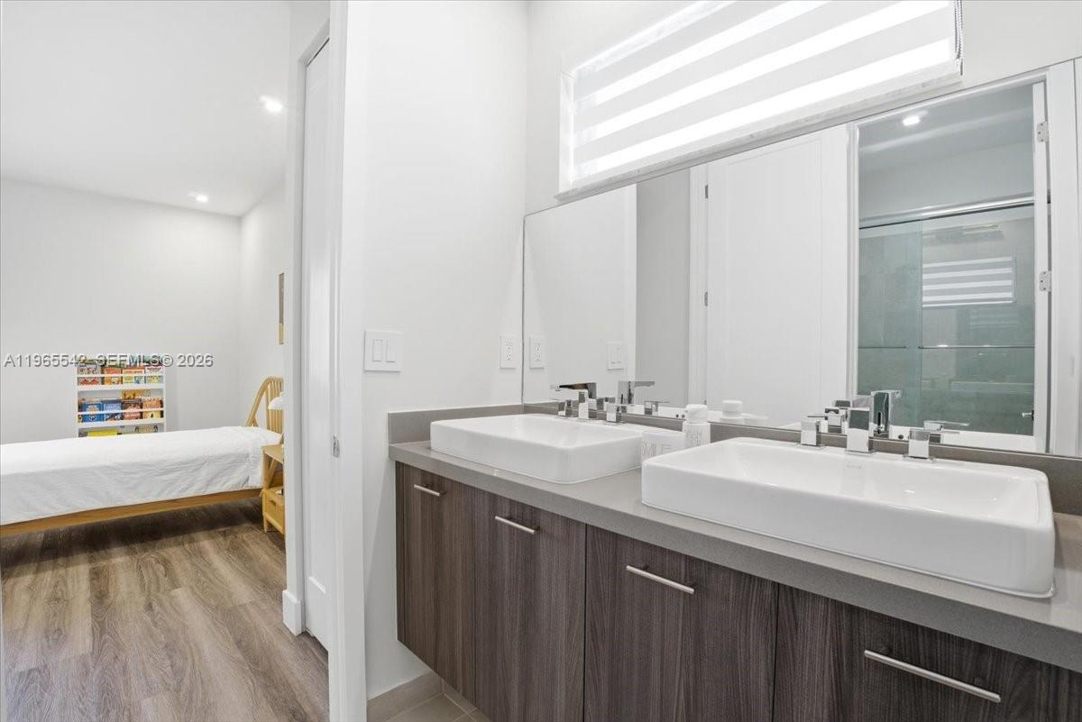 8096 NW 48th Ter Doral, FL 33166