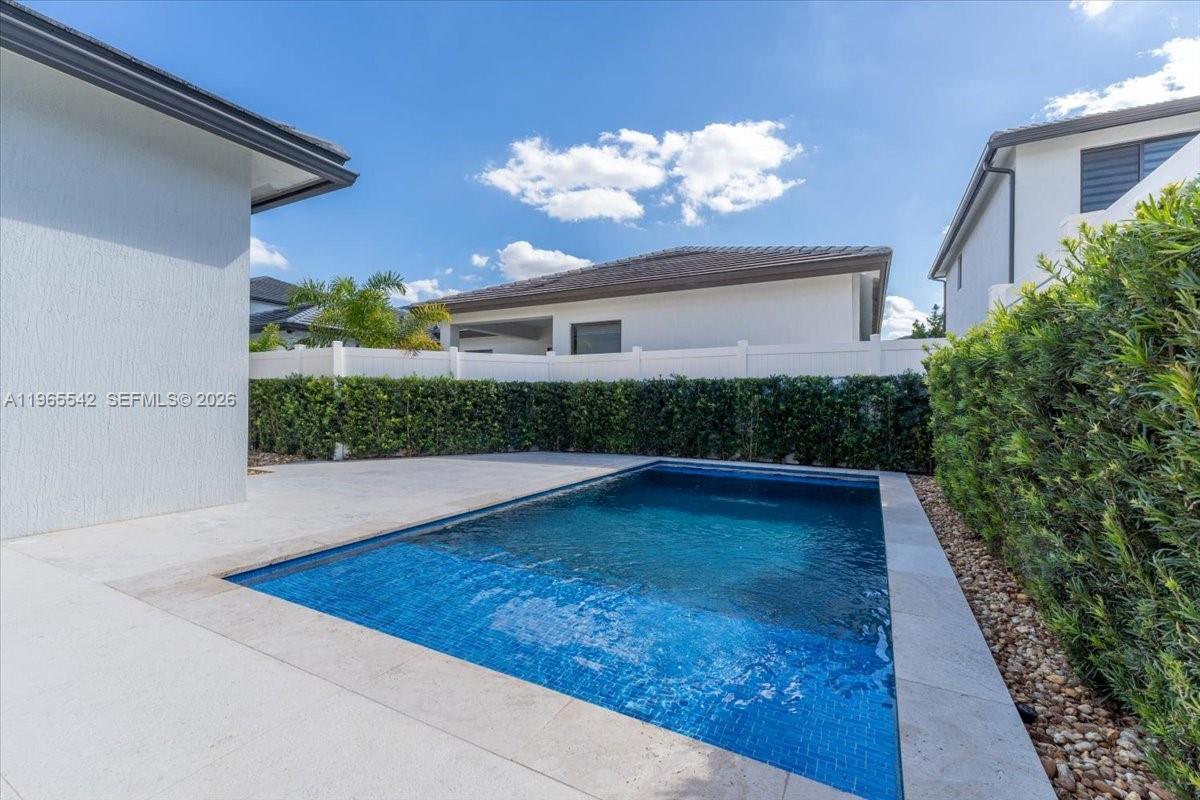 8096 NW 48th Ter Doral, FL 33166