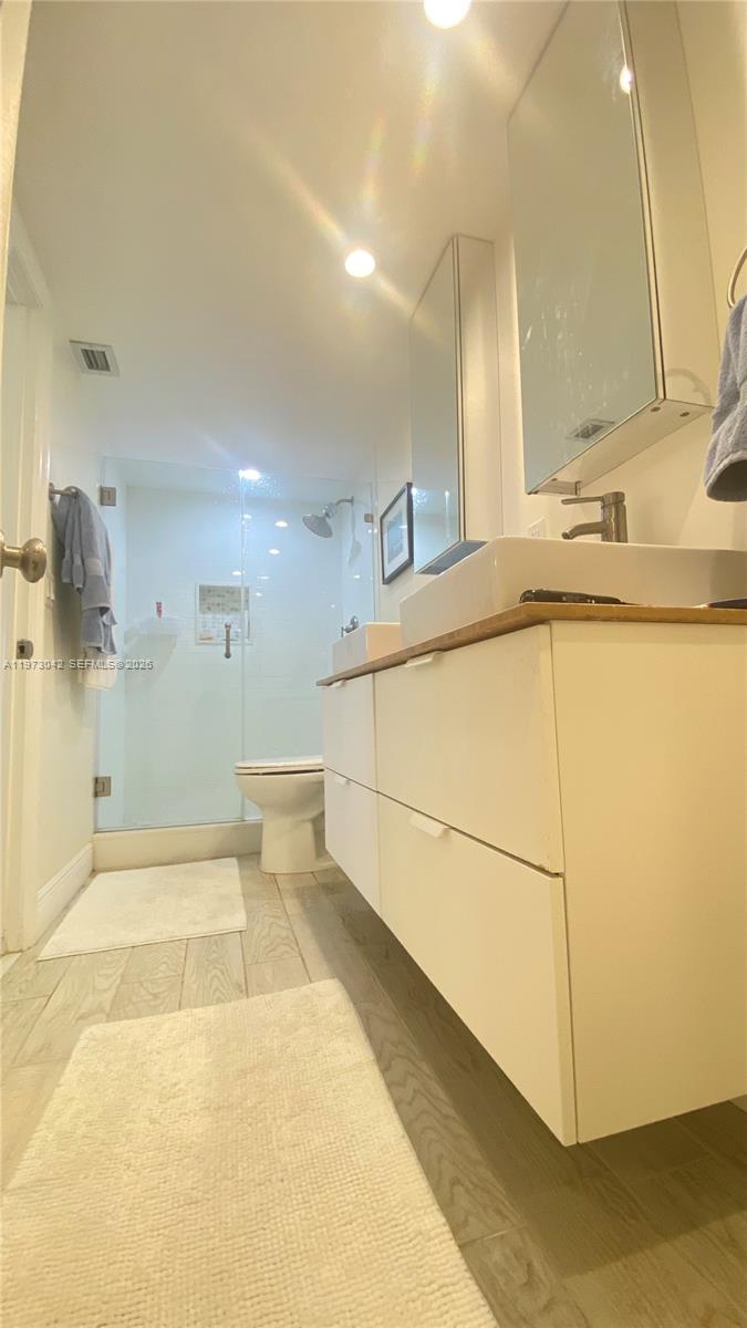 image Commodore Club East8