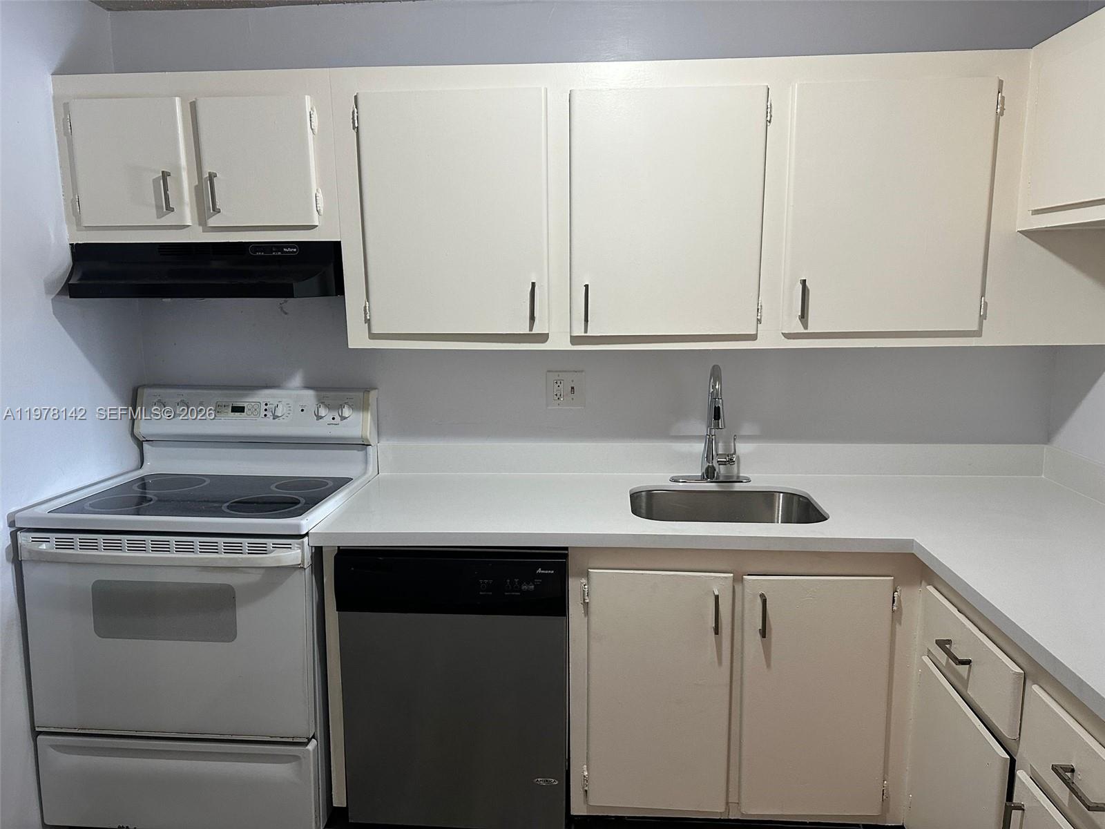 8000 Fairview Dr #306 Tamarac, FL 33321