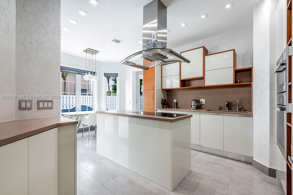 3949 194th Ln Sunny Isles Beach, FL 33160