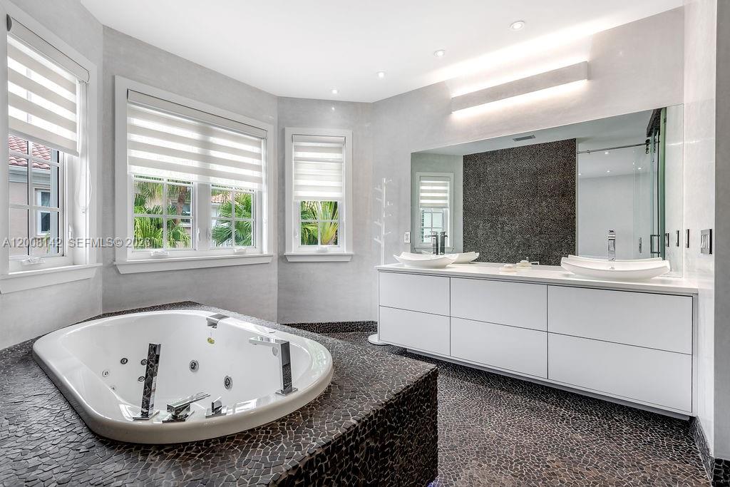 3949 194th Ln Sunny Isles Beach, FL 33160