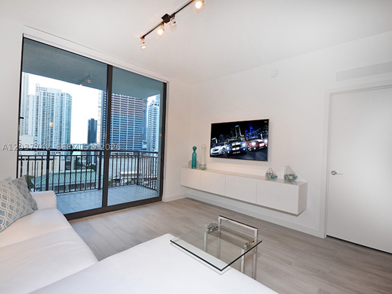 image Nine at Mary Brickell Village10