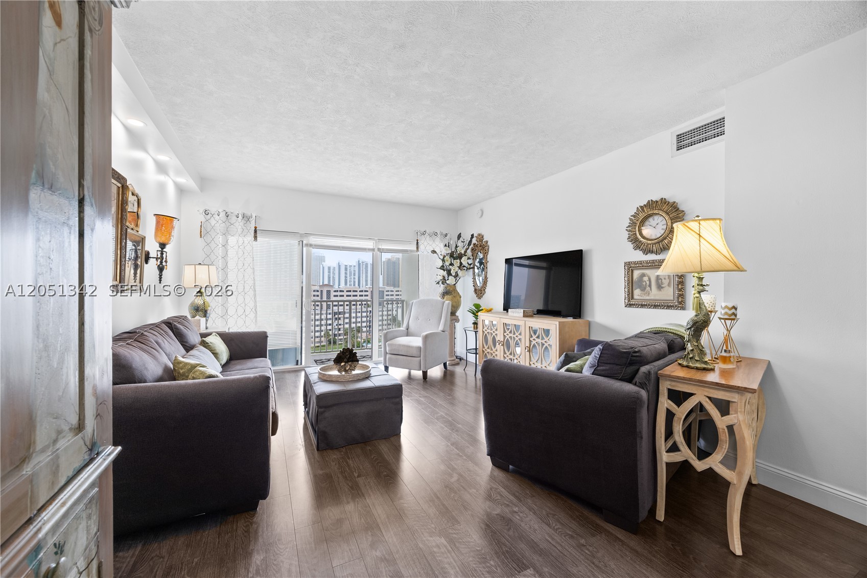 image Arlen House Condo10