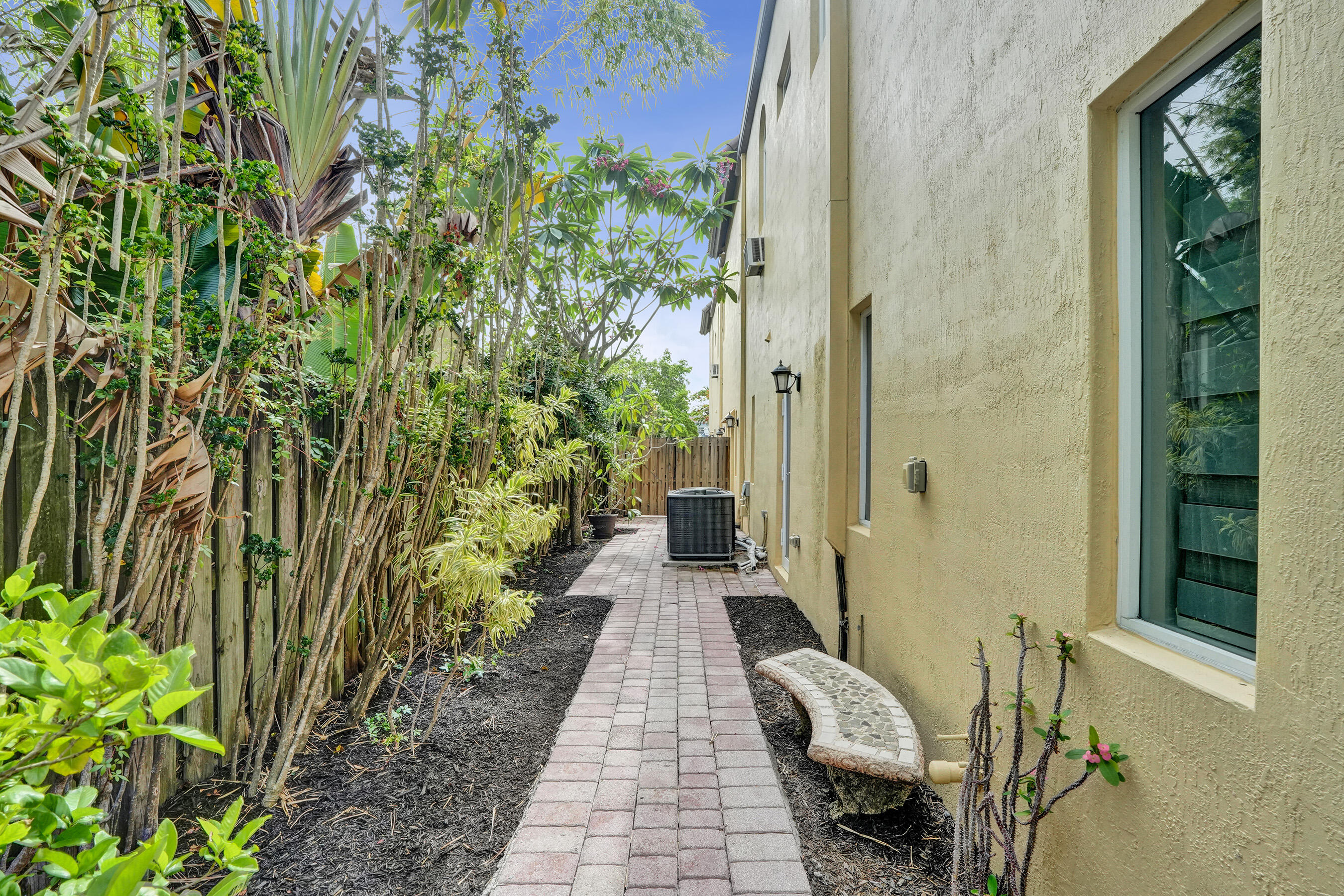 804 NE 7th Fort Lauderdale, FL 33304