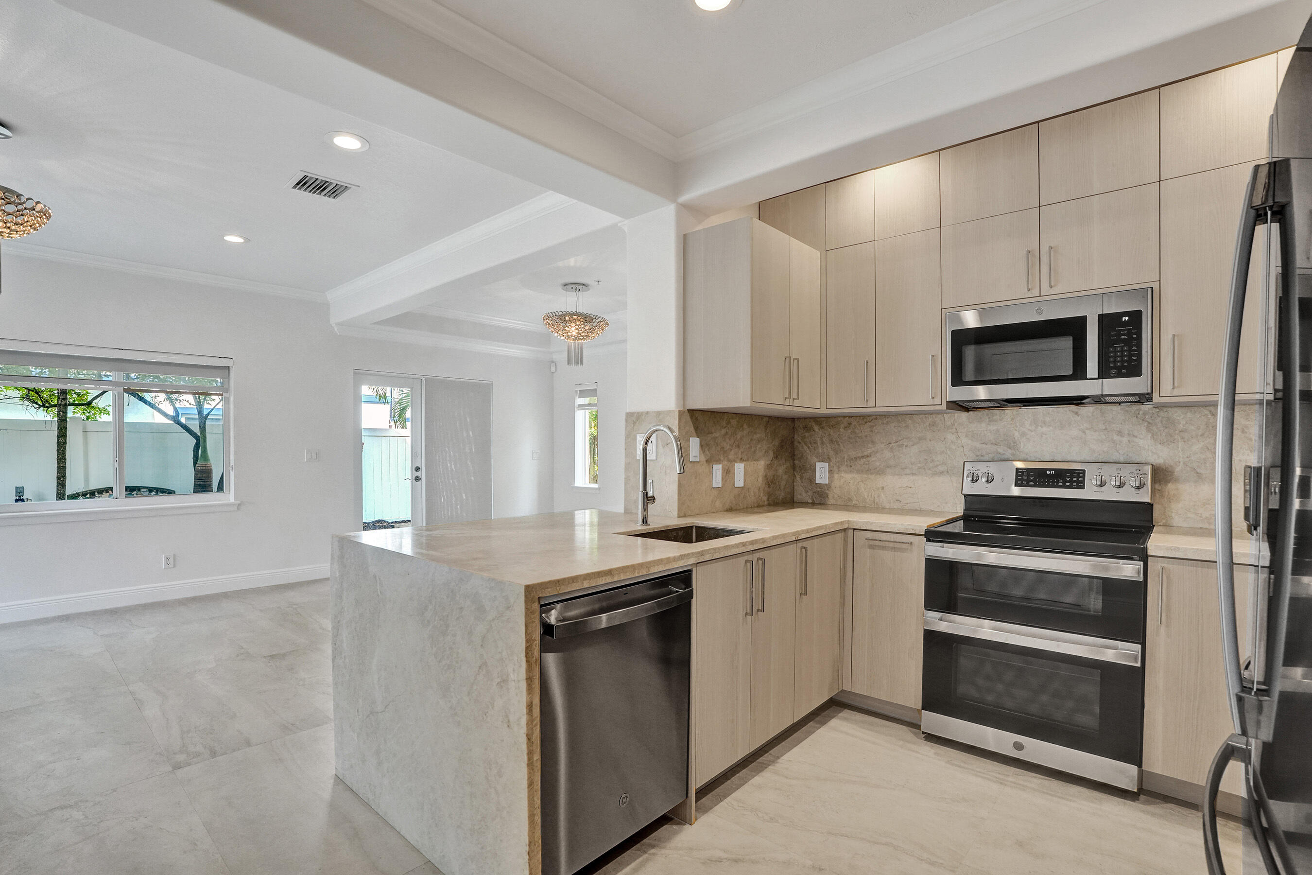 804 NE 7th Fort Lauderdale, FL 33304