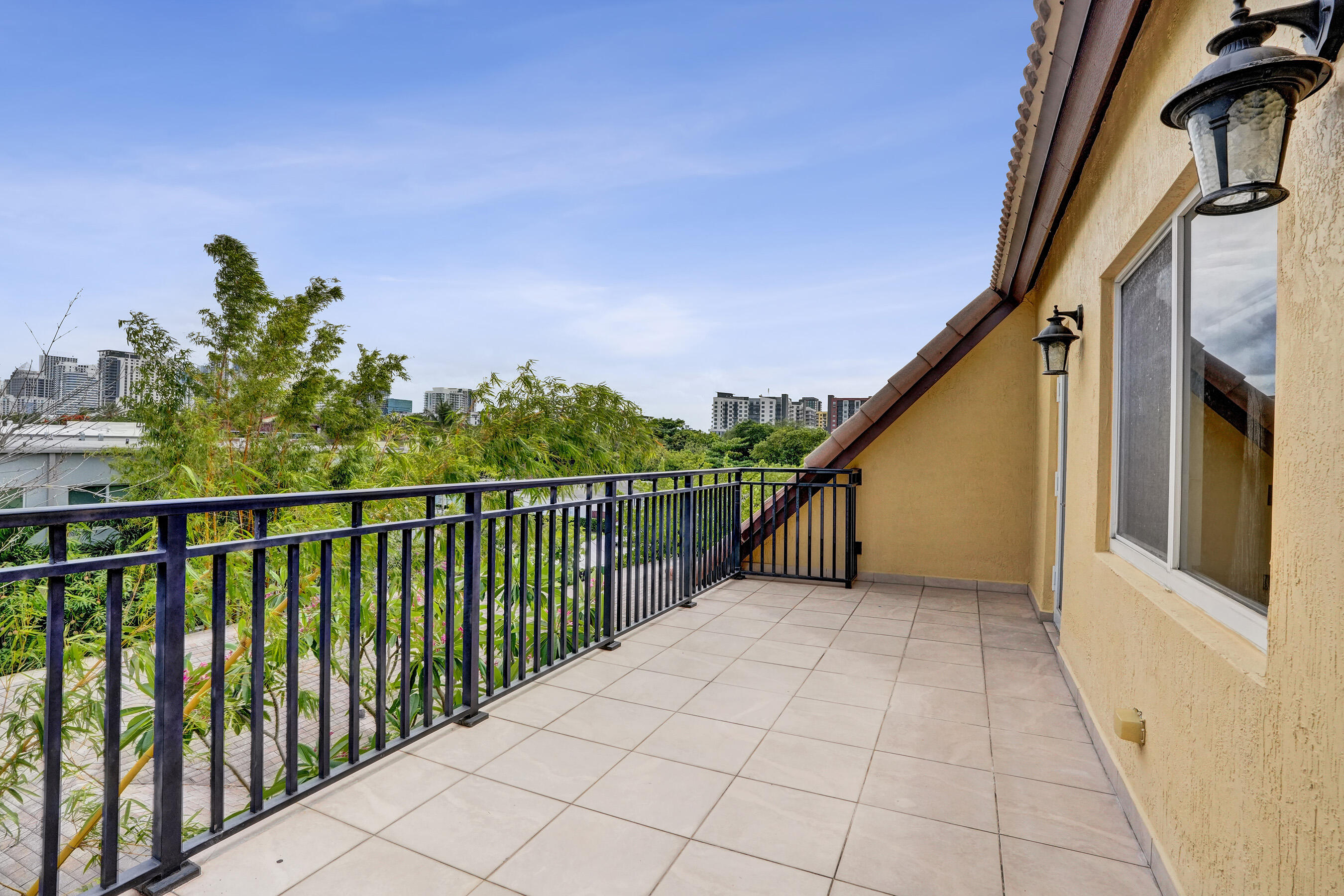 804 NE 7th Fort Lauderdale, FL 33304