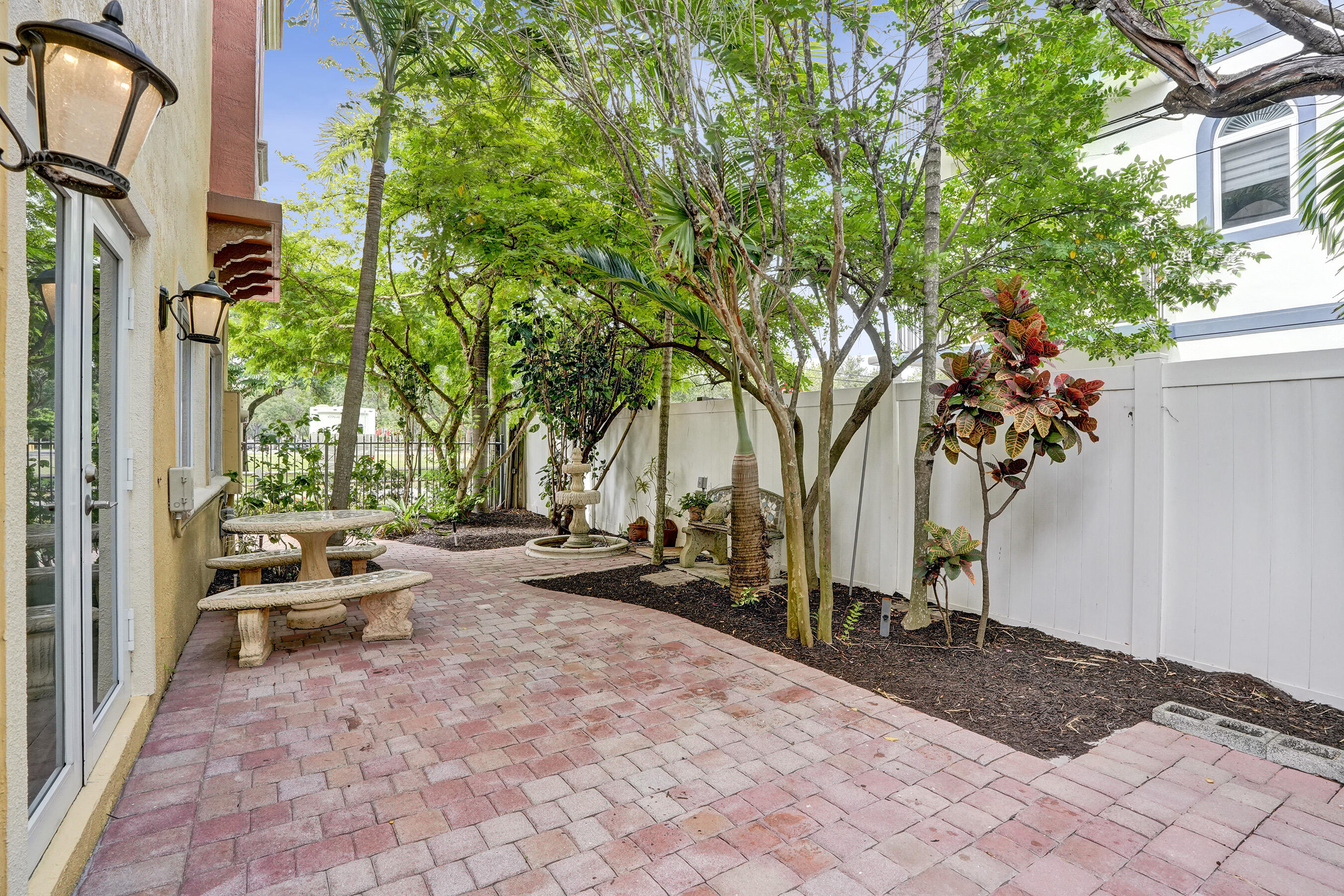 804 NE 7th Fort Lauderdale, FL 33304