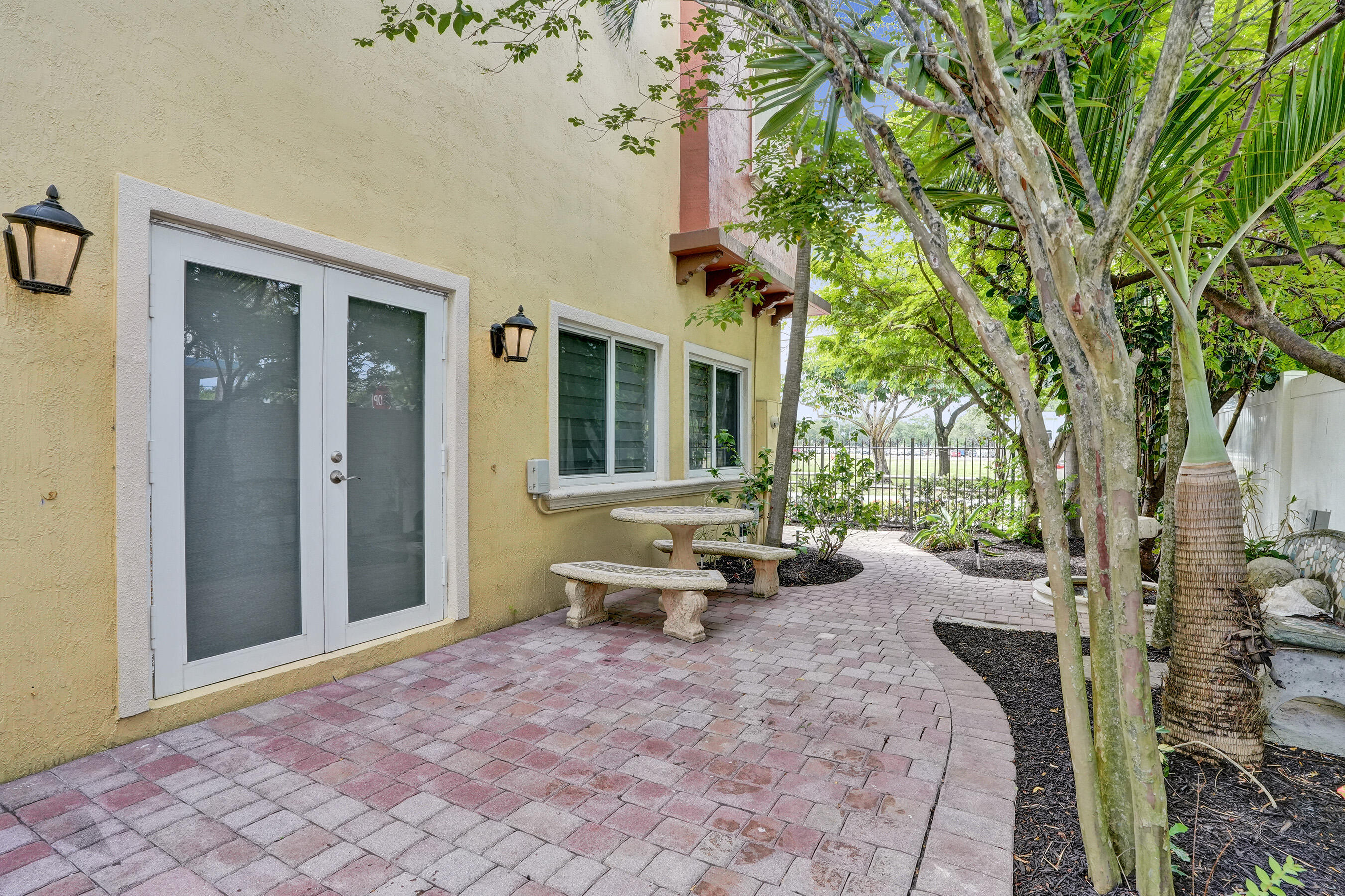 804 NE 7th Fort Lauderdale, FL 33304
