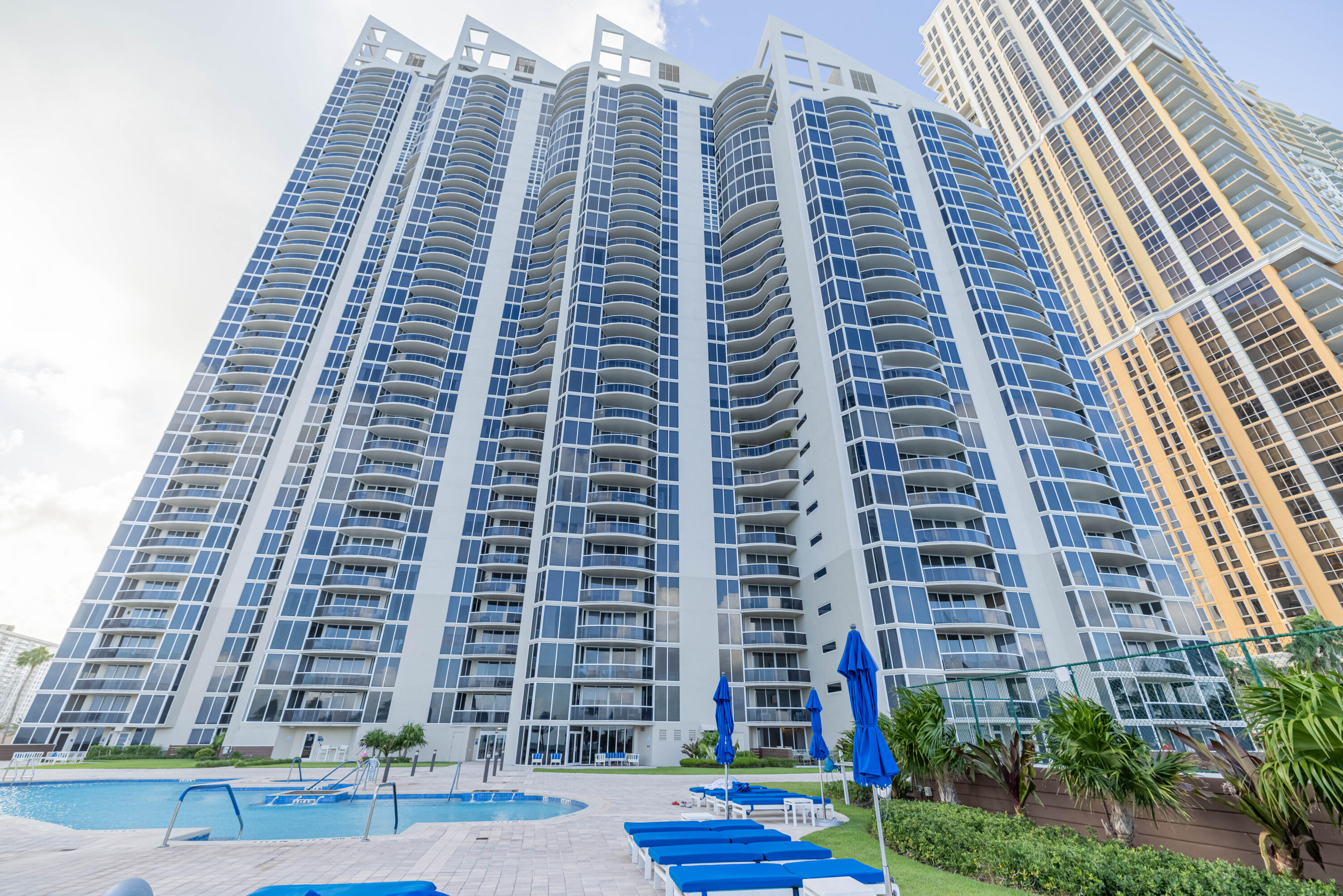 17555 Collins Ave #2305