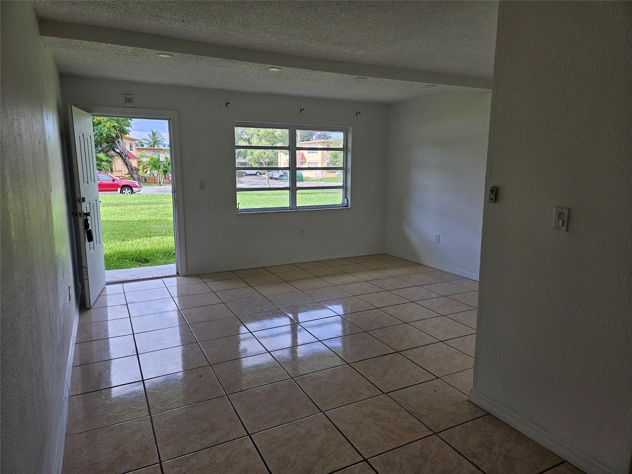 image Ro-mont South Green Condo1